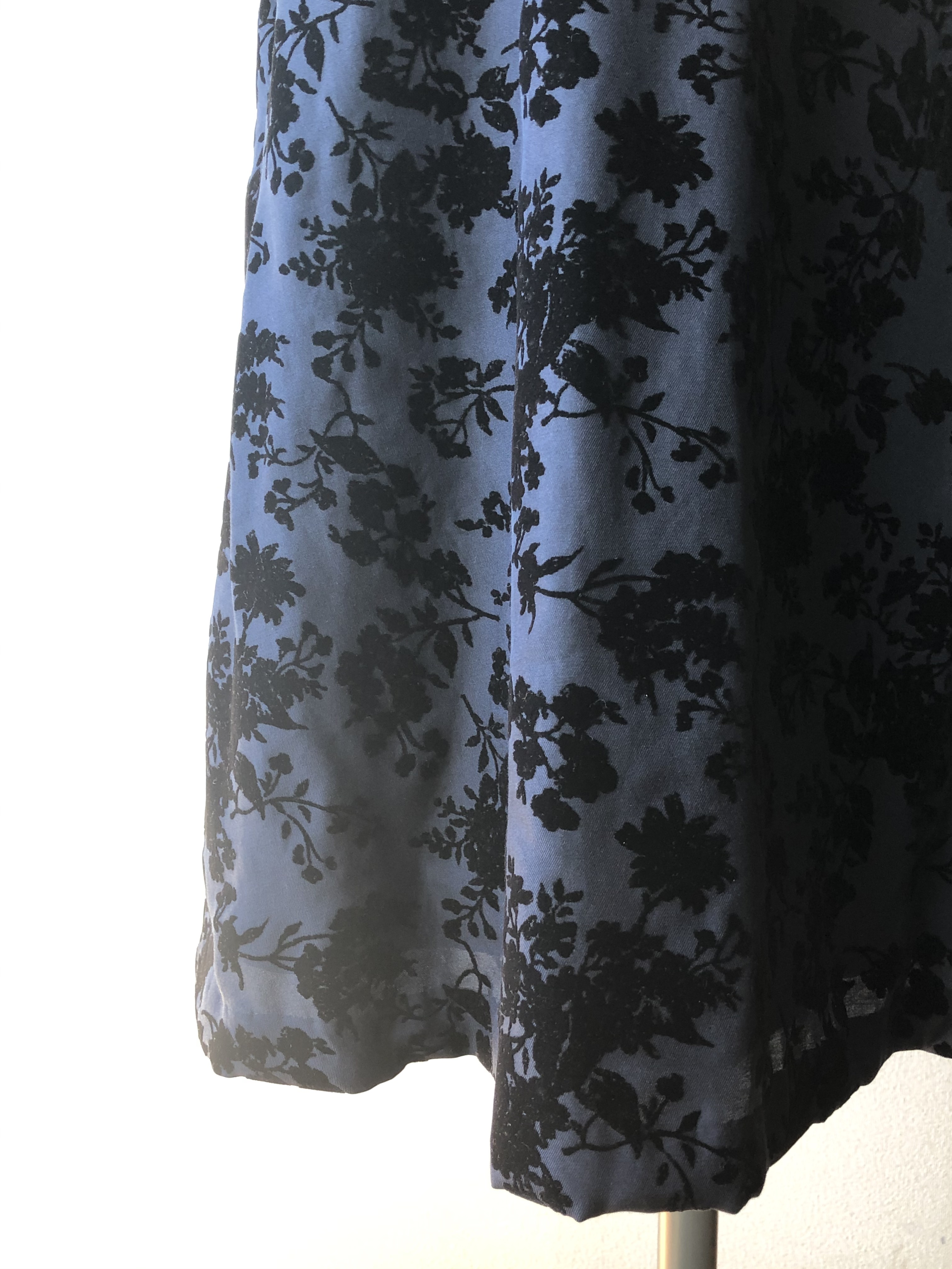 花柄フロッキーセミフレアーワンピース　ネイビー×ブラック　卒業式結婚式2次会に