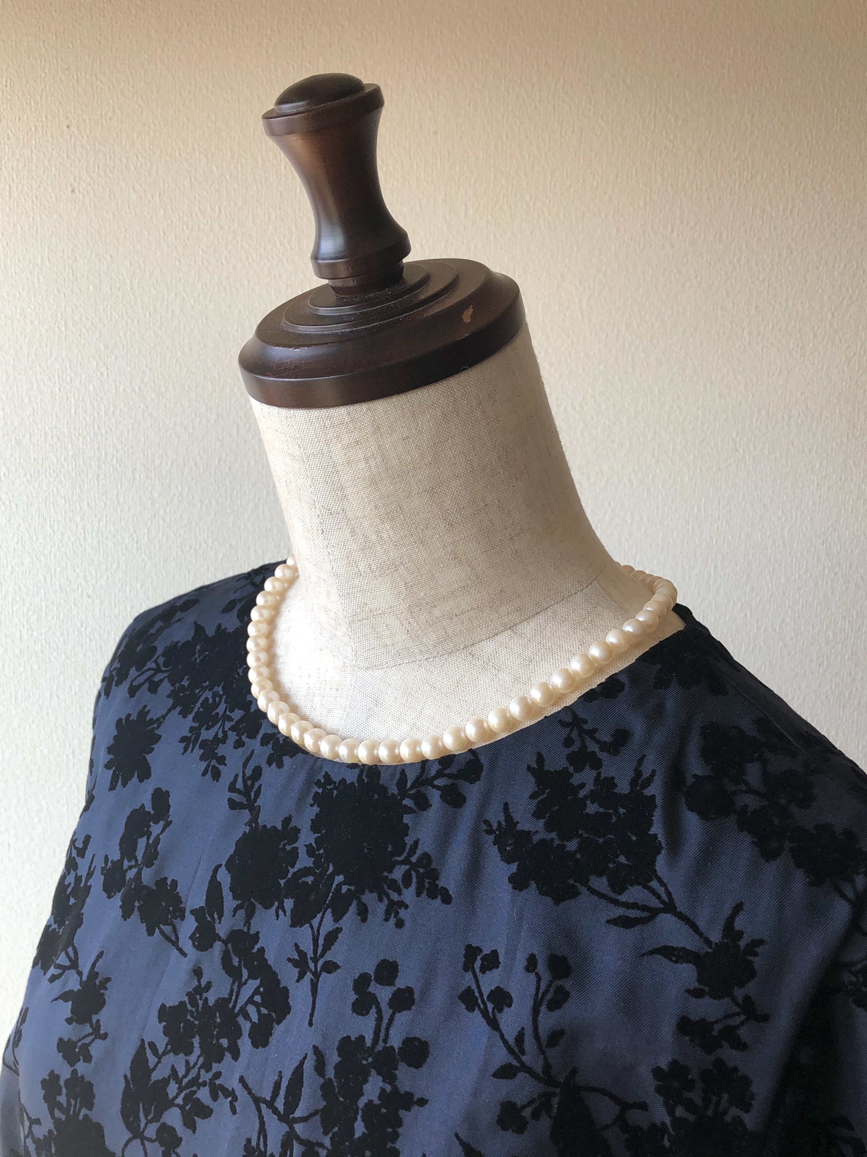 花柄フロッキーセミフレアーワンピース　ネイビー×ブラック　卒業式結婚式2次会に