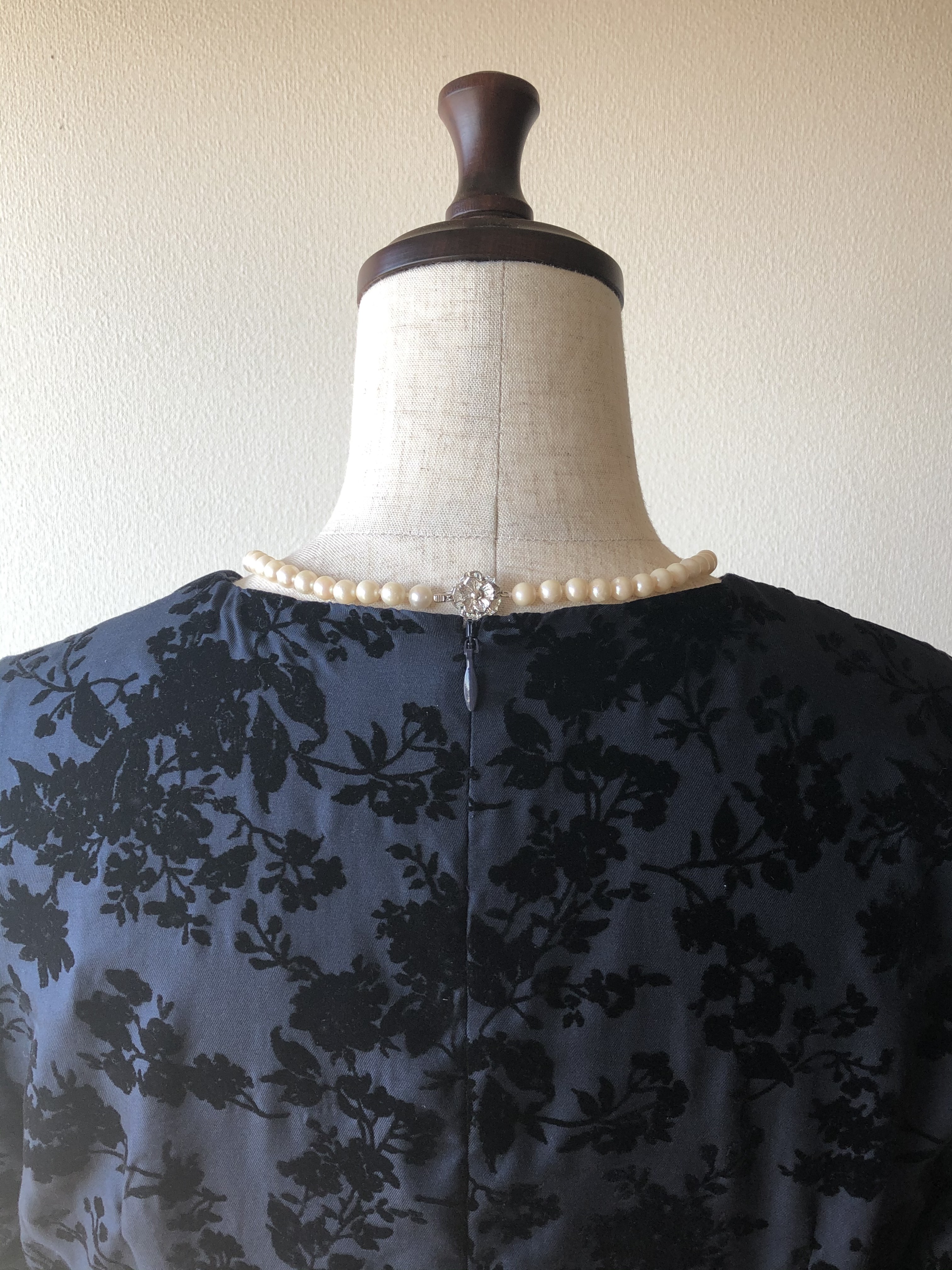 花柄フロッキーセミフレアーワンピース　ネイビー×ブラック　卒業式結婚式2次会に