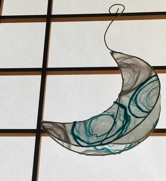 再販【受注制作】和紙の波紋に魅せられた三日月オブジェ 2枚目の画像