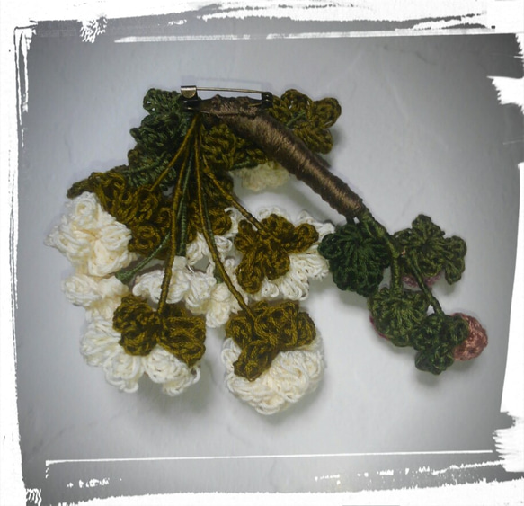 お花いっぱいアクセサリー　コサージュ　ブローチ　ハンドメイド　レース編み　刺繍糸　ギフト　誕生日 記念日　敬老の日 3枚目の画像