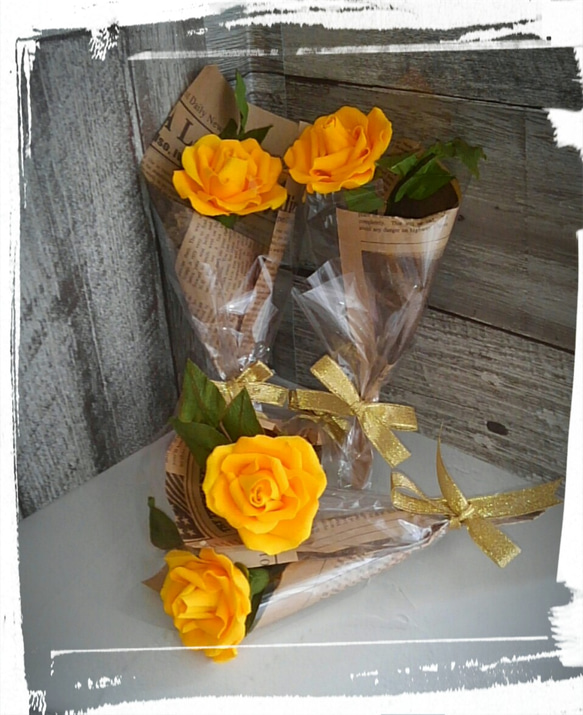 幸せを運ぶ黄色いバラ４輪　ペーパーフラワー　フラワーアレンジメント　粗品　ノベルティー　販促品　ミニブーケ　薔薇　記念日 2枚目の画像
