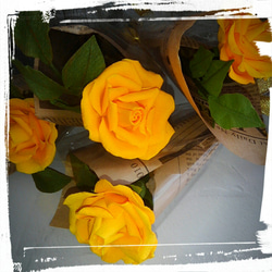 幸せを運ぶ黄色いバラ４輪　ペーパーフラワー　フラワーアレンジメント　粗品　ノベルティー　販促品　ミニブーケ　薔薇　記念日 4枚目の画像