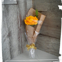 幸せを運ぶ黄色いバラ４輪　ペーパーフラワー　フラワーアレンジメント　粗品　ノベルティー　販促品　ミニブーケ　薔薇　記念日 5枚目の画像