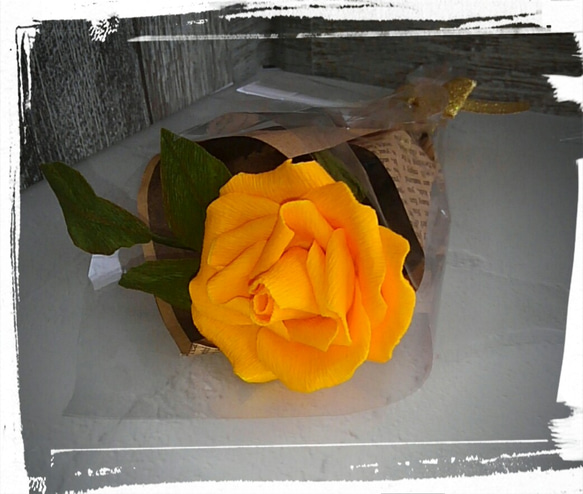 幸せを運ぶ黄色いバラ４輪　ペーパーフラワー　フラワーアレンジメント　粗品　ノベルティー　販促品　ミニブーケ　薔薇　記念日 6枚目の画像