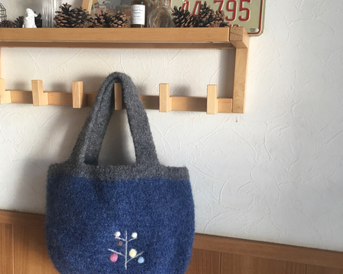 ナナ　羊毛フェルト生地のショルダーバッグ フェルト化した毛糸のショルダーバッグ 青 ショルダーバッグ miruha
