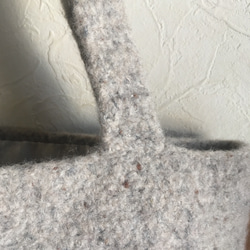 フェルト化した毛糸のショルダーバッグ エンジ 3枚目の画像