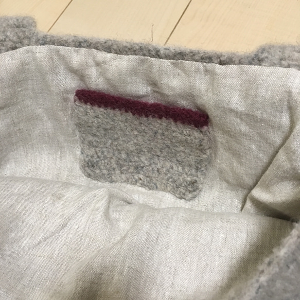 フェルト化した毛糸のショルダーバッグ エンジ 6枚目の画像