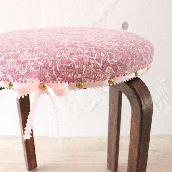 Liberty Print Stool（棕色）Jenny&#39;s Ribbons Pink 第3張的照片