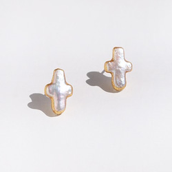 金箔パール[ピアス]  Small white cross  淡水パール  金箔  イヤリング 1枚目の画像