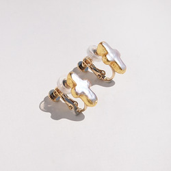 金葉珍珠【耳環】小白十字淡水珍珠金葉耳環 第8張的照片