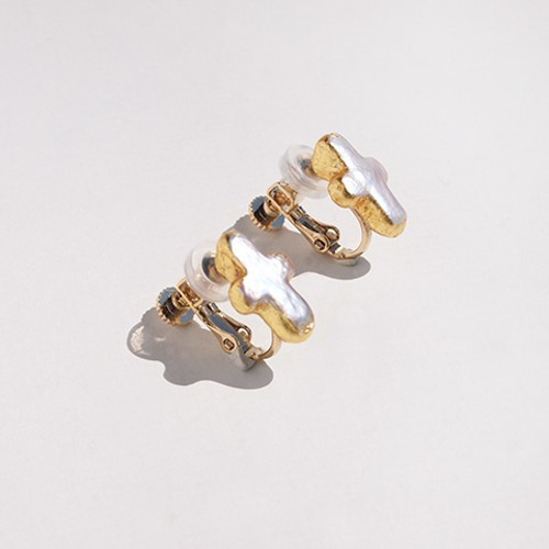 t ama◆スコロライト×淡水パール×ホワイトジルコンピアス 5.0-5.5mm ペア ] あいくるしいフォルム 淡水パール ホワイト