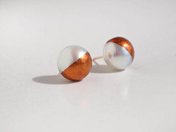 “新色”茜珍珠【穿孔耳環】| 橙棕白色淡水珍珠10mm | 第3張的照片