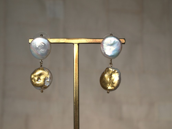 金箔とパールのスタッドピアス／W moon 2枚目の画像