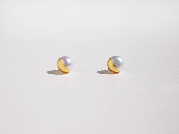 シンプル＋α　金箔パール[ピアス]  ゴールド＆ホワイト 6mm　淡水パール　一粒スタッドピアス 1枚目の画像