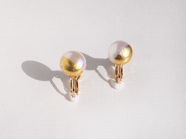 シンプル＋α　金箔パール[イヤリング] ゴールド＆ホワイト 10mm　淡水パール　一粒イヤリング