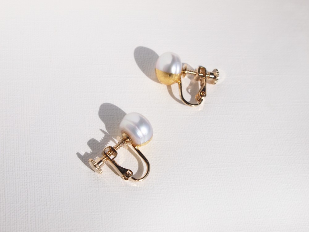 シンプル＋α　金箔パール[イヤリング] ゴールド＆ホワイト 10mm　淡水パール　一粒イヤリング