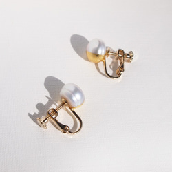 Simple+α金葉珍珠【耳環】金白10mm淡水珍珠單隻耳環 第3張的照片