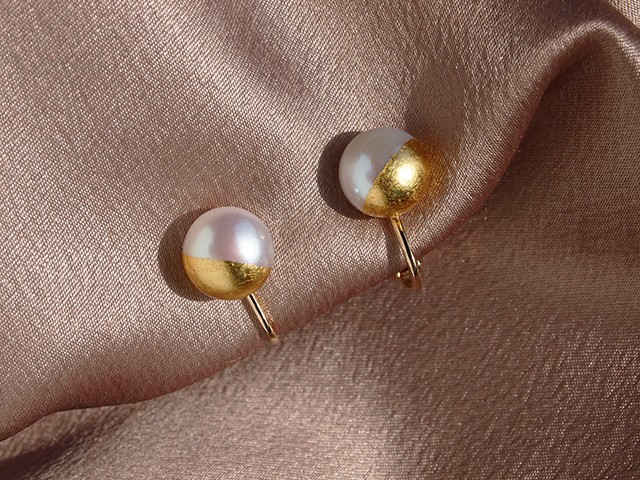 シンプル＋α　金箔パール[イヤリング] ゴールド＆ホワイト 10mm　淡水パール　一粒イヤリング