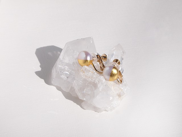 シンプル＋α　金箔パール[イヤリング] ゴールド＆ホワイト 10mm　淡水パール　一粒イヤリング