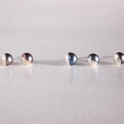 銀箔とパールのイヤリング／Silver ＆ gray 7mm／受注生産 5枚目の画像
