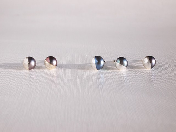 銀箔とパールのイヤリング／Silver ＆ gray 7mm／受注生産 5枚目の画像