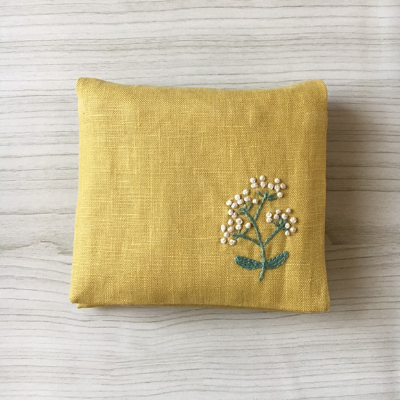 刺繍リネンのサニタリーポーチ 3枚目の画像