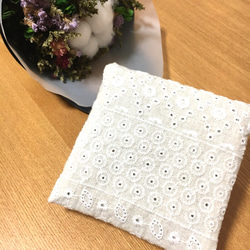 刺繍ハーフリネンのサニタリーポーチ 1枚目の画像