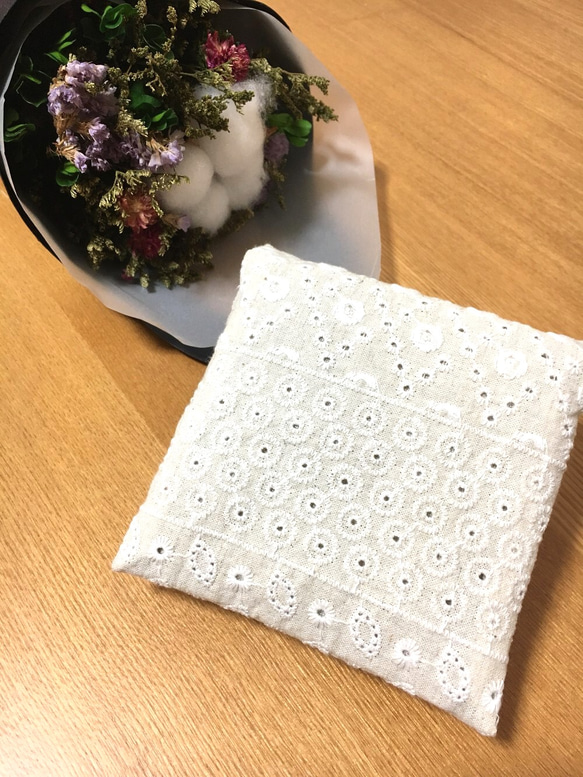 刺繍ハーフリネンのサニタリーポーチ 1枚目の画像