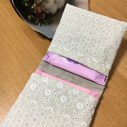 刺繍ハーフリネンのサニタリーポーチ 2枚目の画像