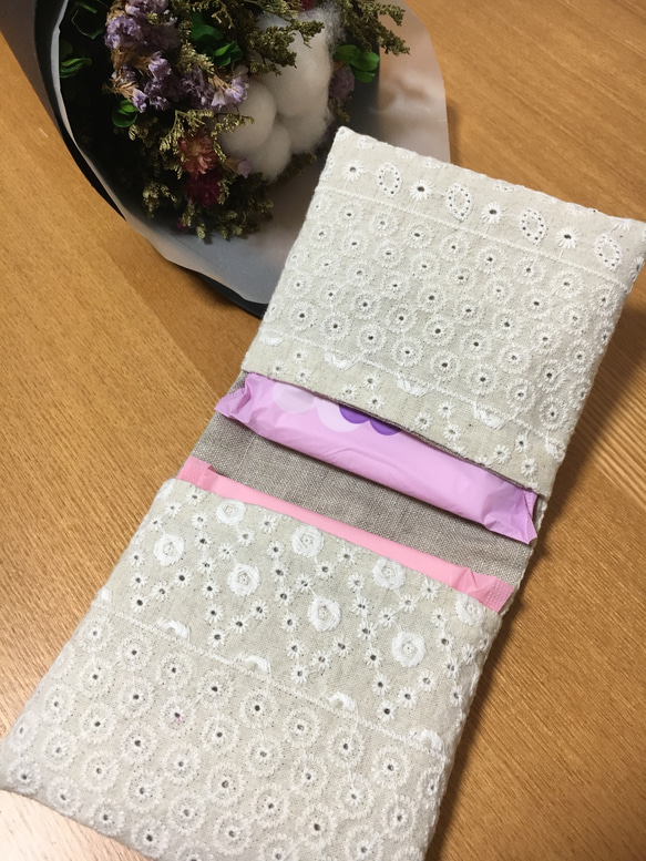 刺繍ハーフリネンのサニタリーポーチ 2枚目の画像