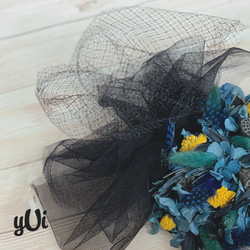 ブルーのフェザーとドライフラワーのハット型のヘッドドレス 結婚式や成人式に☆ 5枚目の画像