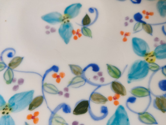 手描き青花と小花の磁器プレート 2枚目の画像