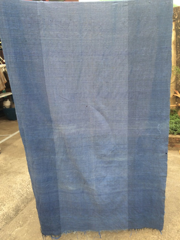アンティーク古布、百年近く前の中国農家が作った手紡ぎ、手織りの藍染め綿布 2枚目の画像