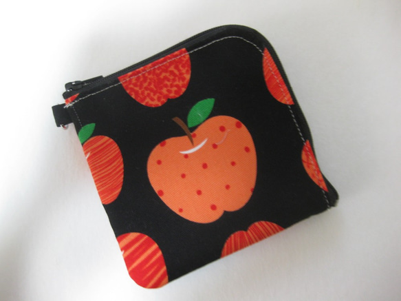 パスケース付きミニ財布　リンゴ（黒地）　ハーフウォレット　L字ファスナー財布　 1枚目の画像