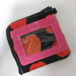 パスケース付きミニ財布　リンゴ（黒地）　ハーフウォレット　L字ファスナー財布　 2枚目の画像