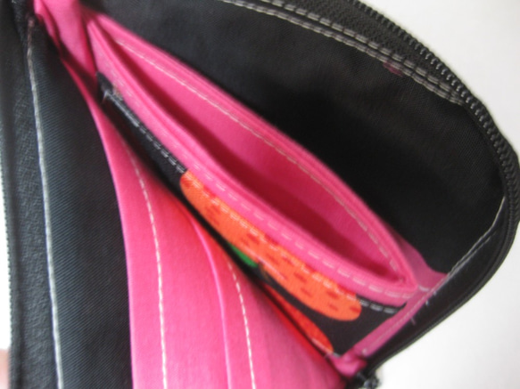 パスケース付きミニ財布　リンゴ（黒地）　ハーフウォレット　L字ファスナー財布　 5枚目の画像