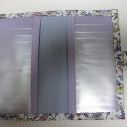 見開きタイプのカードケース（16枚収納）リバティ　ワイルドフラワーズ　通帳ケース　スリム　軽い 2枚目の画像