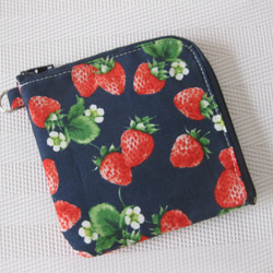 大人可愛いリアルな苺柄　ハーフウォレット　L字ファスナー財布　 1枚目の画像