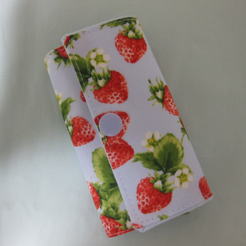 イチゴ柄 4連キーケース 便利なカードケース付き スマートキー対応
