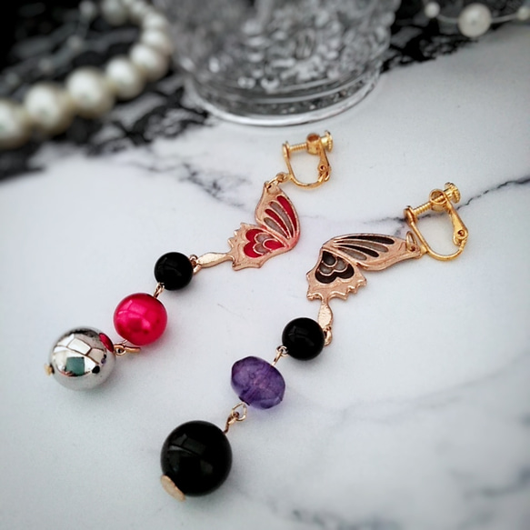 レジン 赤と黒の蝶々個性派イヤリング アシンメトリー サブカル No.383 