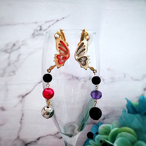 レジン 赤と黒の蝶々個性派イヤリング アシンメトリー サブカル No.383 