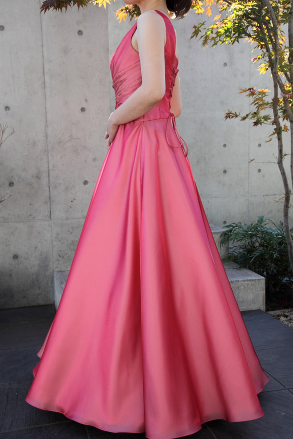 演奏会・発表会に / 着るだけで"きれいなお姉さん"になれるデコルテ美人ロングドレス(ピンク) 1-0224-1 4枚目の画像