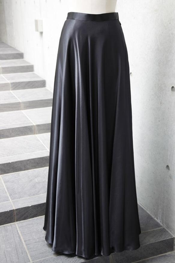 コーラス・演奏会に / 上質な光で不動の定番 サテンスカート(ブラック) 1-0098 6枚目の画像