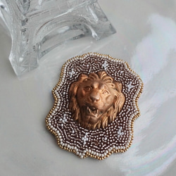 ビーズ刺繍のエンブレムブローチ(ライオン) 1枚目の画像