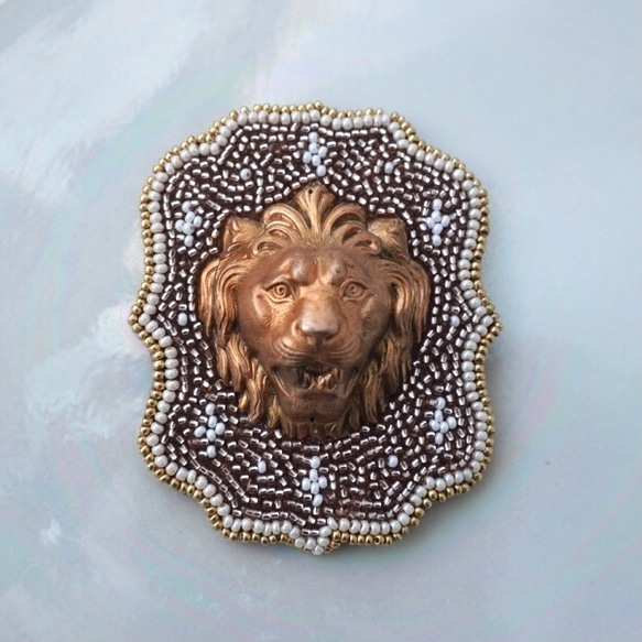 ビーズ刺繍のエンブレムブローチ(ライオン) 3枚目の画像
