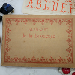 フランスアンティークDMC刺繍図案集（ALPHABET de la Brodeuse） 1枚目の画像