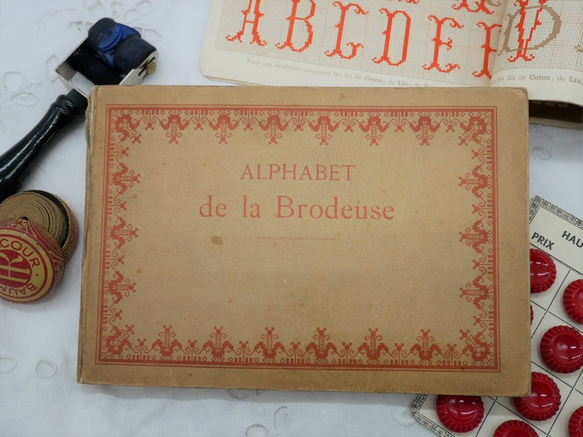 フランスアンティークDMC刺繍図案集（ALPHABET de la Brodeuse） 1枚目の画像