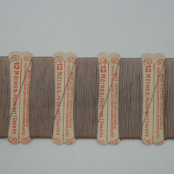 フランスアンティーク紙製台紙シルク糸巻き（ライトグレイッシュブラウン） 3枚目の画像