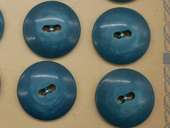 フランスラウンドプラスチックボタン（マットブルーL）   3個セット 4枚目の画像